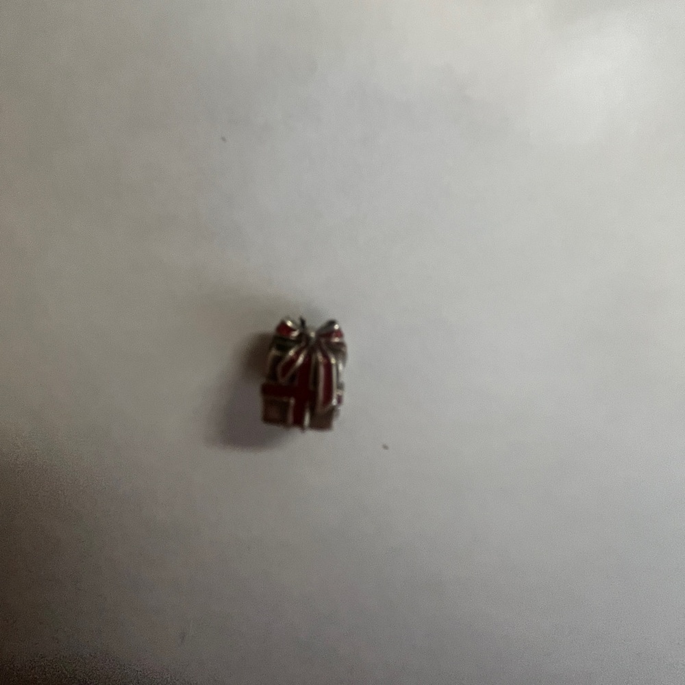 Pandora present charm